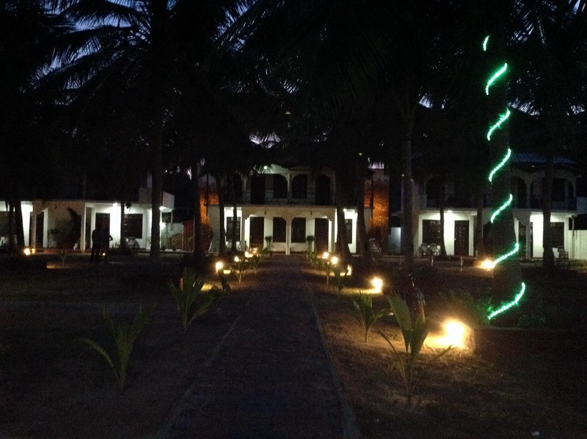 Crescent Sea Resort Нилавели Екстериор снимка