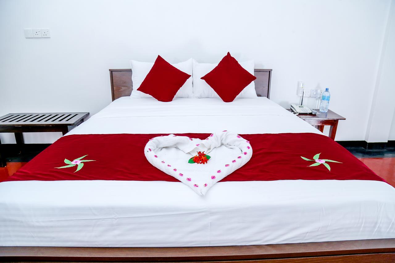 Crescent Sea Resort Нилавели Екстериор снимка